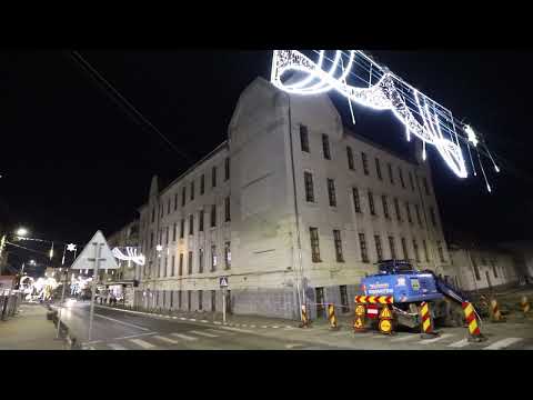 Orașul Hațeg, seara, împodobit de sărbători