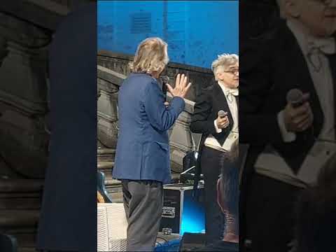 Morgan viene inviato sul palco ed è pronto per esibirsi