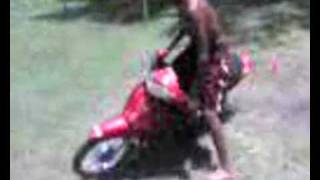 preview picture of video 'Julito haciendo ceritos en el pasto con una moto Yumbo c110'