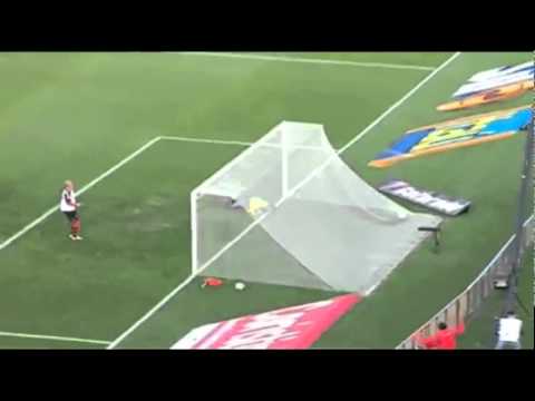 Internacional 2 x 2 Flamengo - Gol de Bicicleta Leandro Damião - 22.08.11 - YouTube.flv