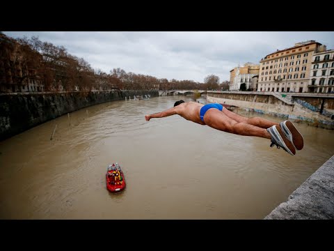 Romans jump into Tiber river in New Year's Day tradition