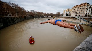 Romans jump into Tiber river in New Year's Day tradition