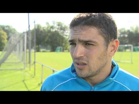 Verslaggever Menno Schilder in gesprek met Moussa Kalisse