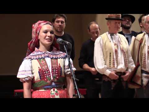 PRAHA-Píseň Teče, voda teče...závěr koncertu, který zvedl diváky k bouřlivému potlesku