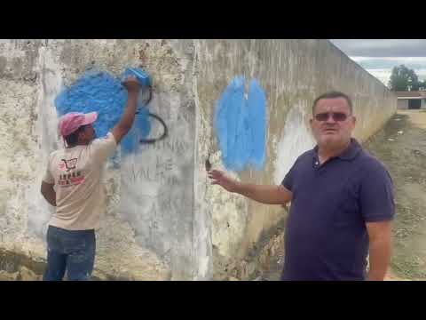 Prefeito de Itapebi sai do gabinete e apaga pessoalmente pichações de facções criminosas