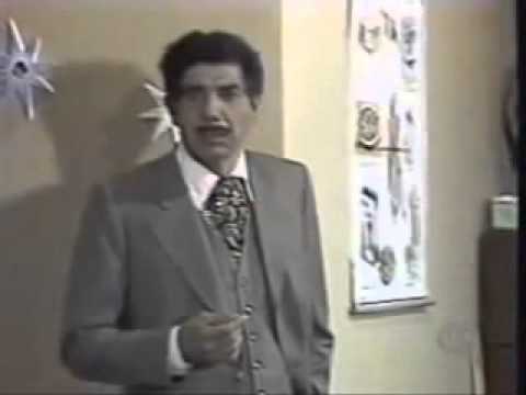 Godinez assobiando  - Professor Girafales