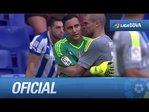 Cabezazo de Gerard Moreno que despeja Keylor y al rechace Salva Sevilla remata fuera