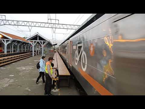 ka taksaka melintas langsung di stasiun Manggarai