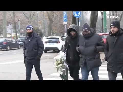 Milano, autopsia di Aurora Livoli. I genitori portano un mazzo di fiori
