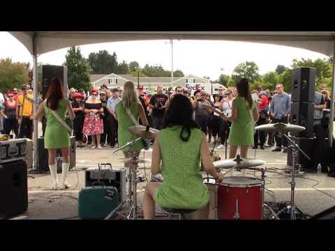 The Surfrajettes ~ She Loves You