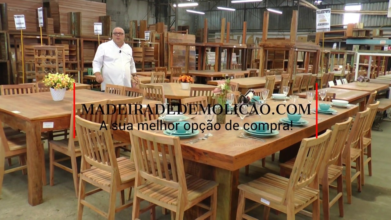 Item principal de qualquer sala de jantar: mesa de jantar de madeira.