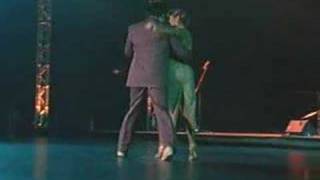Carlos Paredes y Diana Giraldo bailando con La Tubatango
