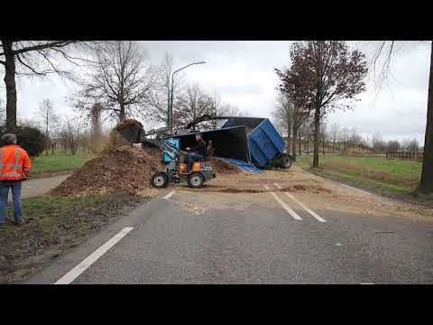 Vrachtwagen gekanteld op Raamweg Cuijk