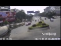 فيديو: سحق سيارة بين شاحنتين