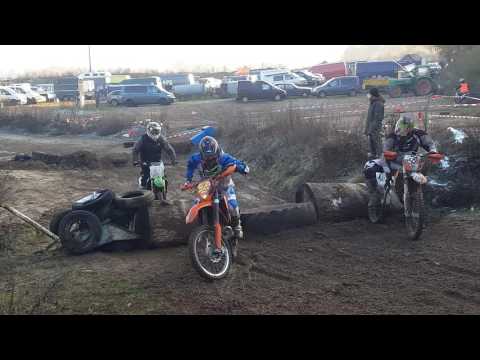 Video Motocross Fahrer bewältigen verschiedene Hindernisse - Zweiter Chicken-Run-Enduro 2016 Malente