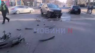 Mercedes перевернув Mitsubishi у Миколаєві: двох людей забрала «швидка» (відео)