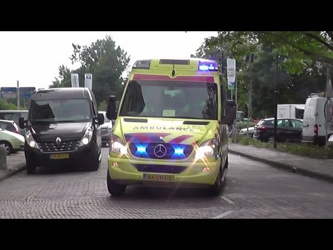 A1 AMBULANCE 13-188 NAAR GEWONDE VOETGANGER MONNICKENDAM