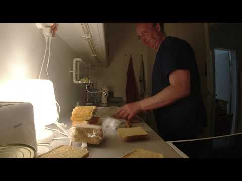 MongoTV_12638 - PAKKER GODT BILLIGT MØRKT RUGBRØD FRA NETTO NED I FRYSER