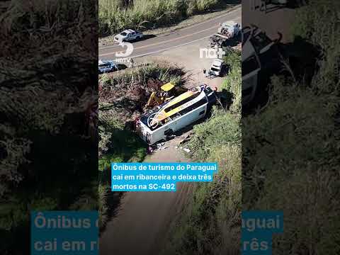 Ônibus de turismo do Paraguai cai em ribanceira e deixa três mortos na SC-492