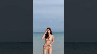 海岸で水着美女がエロティックなダンスしているね！