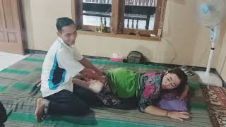 Download lagu pijat tradisional urut Mama muda cantik urut bagian belakang mp3