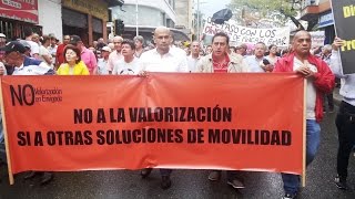 preview picture of video 'Envigado protestó bajo la lluvia. Febrero 7 de 2015'