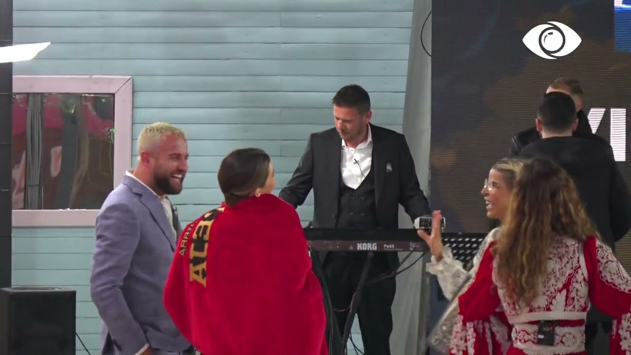 Dasma Kosovare/Tani luan në instrument