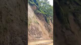 A landslide suddenly struck and the road was buried in an instant!
