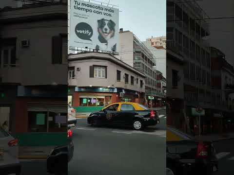 Taxi entre el tráfico en la Avenida Córdoba de Buenos Aires #10sec