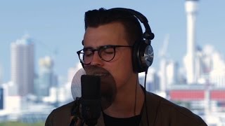 Stanaj performs 'Romantic' intimate and acoustic at The Edge