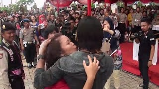 Download lagu CHARLY VAN HOUTEN dicium penggemarnya saat terakhir video hot mp3 Download lagu CHARLY VAN HOUTEN dicium penggemarnya saat terakhir video hot mp3