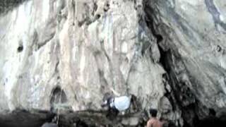 preview picture of video 'Escalando en Cuevas del mar Asturias  LLampara brutal'