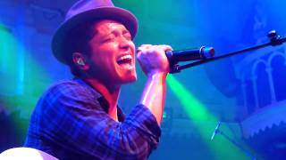 Download lagu Bruno Mars - Talking To The Moon / Live in Amsterdam mp3