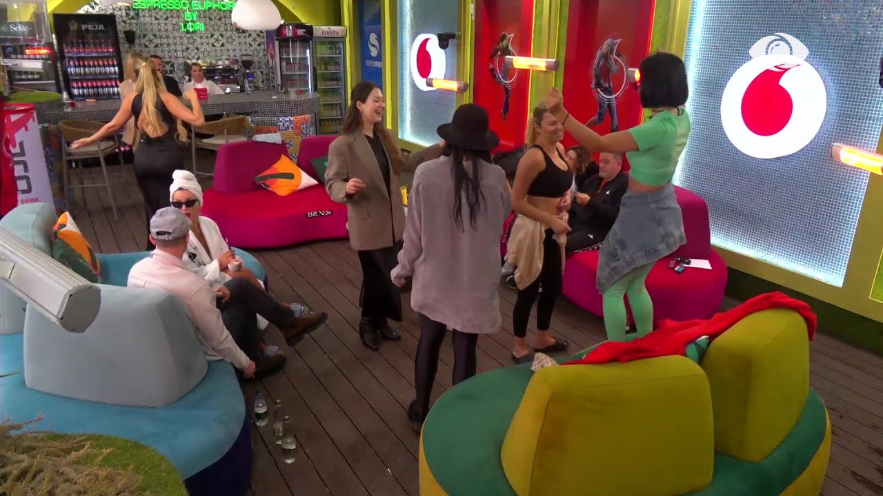 Atmosferë festive/ Banorët këndojnë e kërcejnë së bashku në oborr