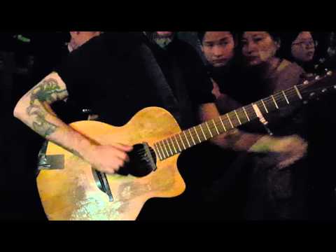 Шар айраг хамтлагийн Ганхүү Жон Гомыг бишрэв