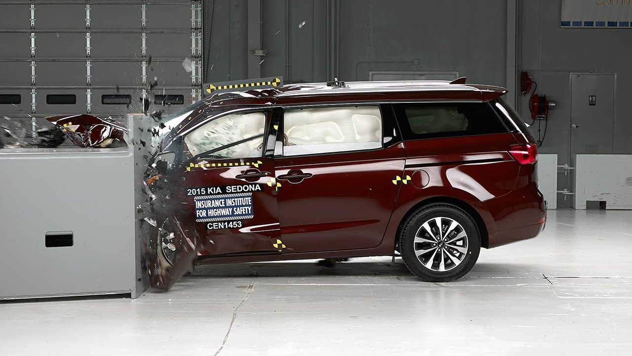 2015 Kia Sedona small overlap IIHS crash test