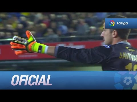 Cabezazo de Mario Gaspar que sale desviado