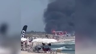 Il video del grosso incendio a Ugento, in Salento: intenso fumo nero visibile dalla spiaggia