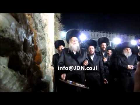 Modzitz Rebbe Visiting The Kosel - Pesach 5773