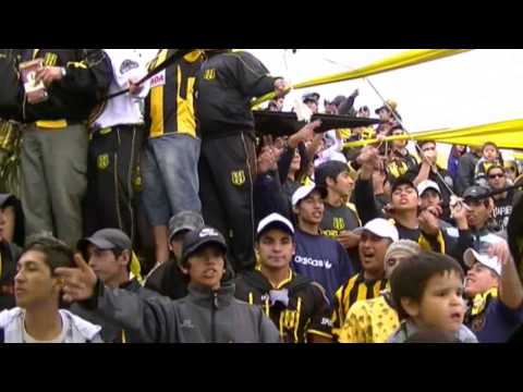 "los pibes de la incomparable, siempre alientan desde el cielo" Barra: La Incomparable &bull; Club: Deportivo Madryn