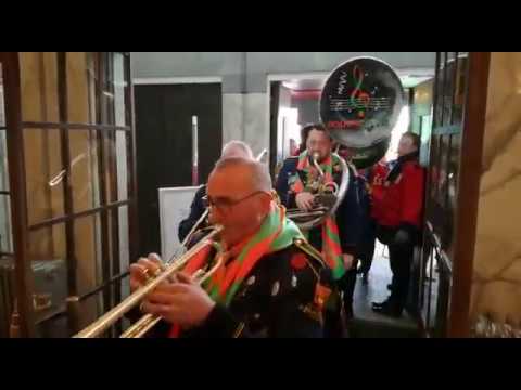 Carnavalsband komt binnen in het Paleis tijdens Proefblaoze op 15 februari 2020.