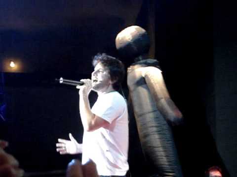 Daniel Musy cantando no show do RN em Sumaré