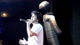 Daniel Musy cantando no show do RN em Sumaré