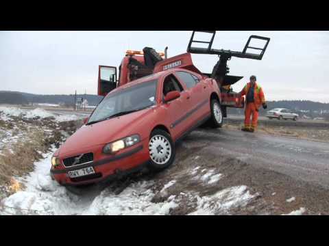 2011-02-26 - Extrem halka - Bil av vägen