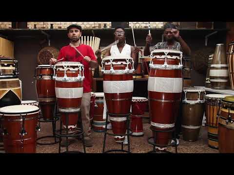 Rômulo Nardes, Jackie Cunha e Mestre Caçapava tocando o trio de atabaques do Instituto Tambor