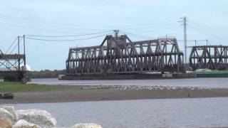 preview picture of video 'Fort Madison Swing Bridge & Barge'