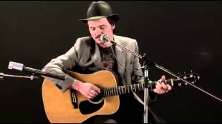 Coque Malla canta en acústico "Una moneda"