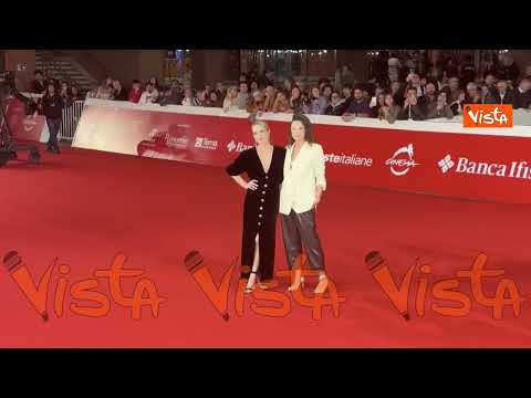 Carolina Crescentini posa per i fotografi sul red carpet della Festa del Cinema di Roma