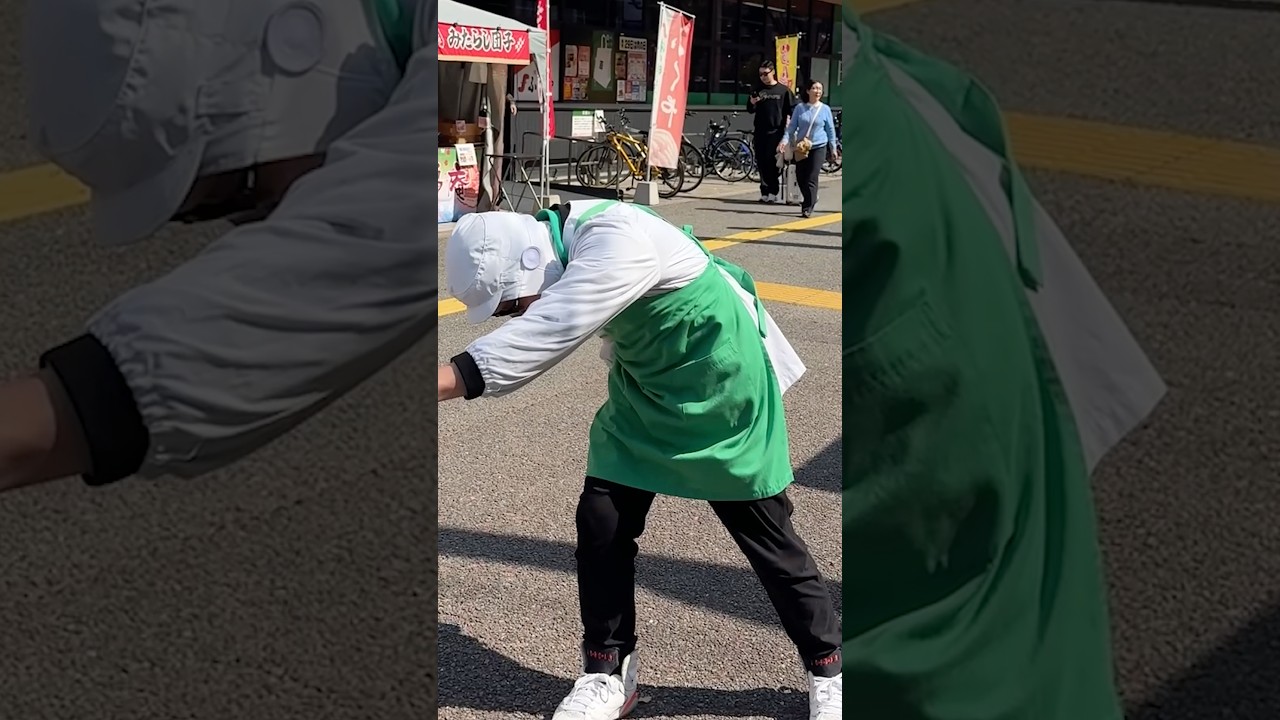 たべごろ百旬館の前で明太ダンスするスーパー