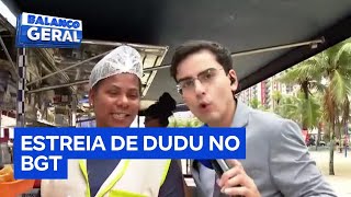 Dudu Camargo estreia como repórter do Balanço Geral e interage com banhistas em Praia Grande (SP)